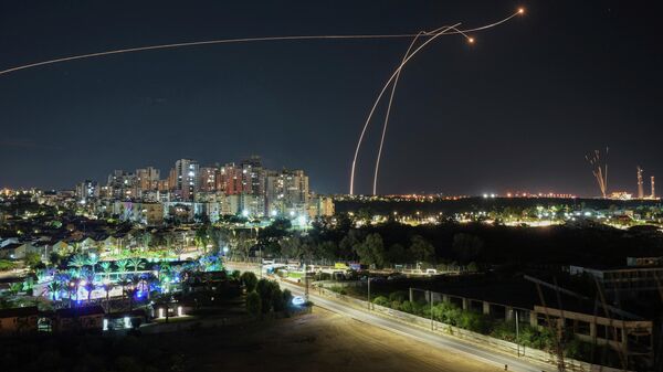 Израильская система противовоздушной обороны Железный купол открыла огонь для перехвата ракеты, выпущенной из сектора Газа - Sputnik Казахстан