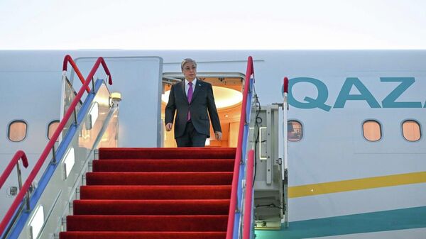 Глава государства Касым-Жомарт Токаев в рамках официального визита в Китайскую Народную Республику прибыл в город Урумчи Синьцзян-Уйгурского автономного района - Sputnik Казахстан