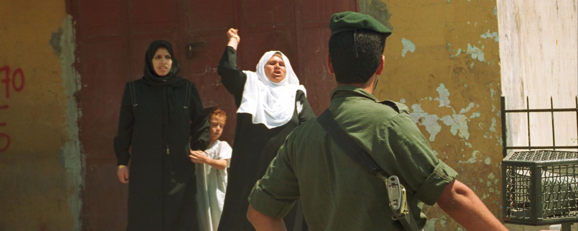 Арабская женщина кричит в адрес вооруженного израильского пограничника - Sputnik Казахстан, 1920, 20.10.2023