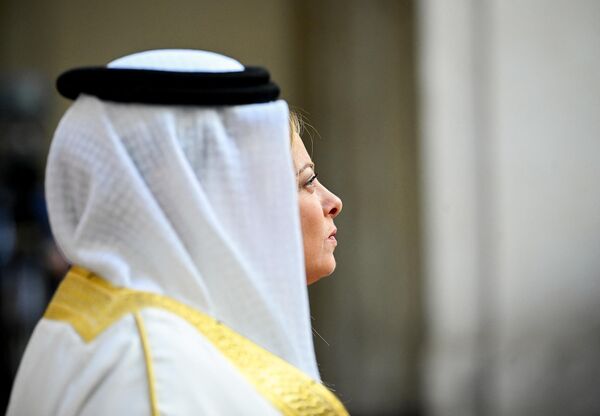 Премьер-министр Италии Джорджия Мелони (справа) стоит рядом с королем Бахрейна Хамадом ибн Исой Аль Халифой (слева) во время их встречи в Rome Palazzo Chigi, Италия. - Sputnik Казахстан