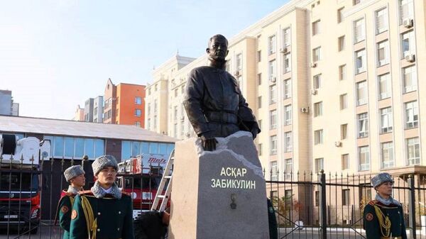 Памятник Аскару Забикулину открыли в Астане  - Sputnik Казахстан