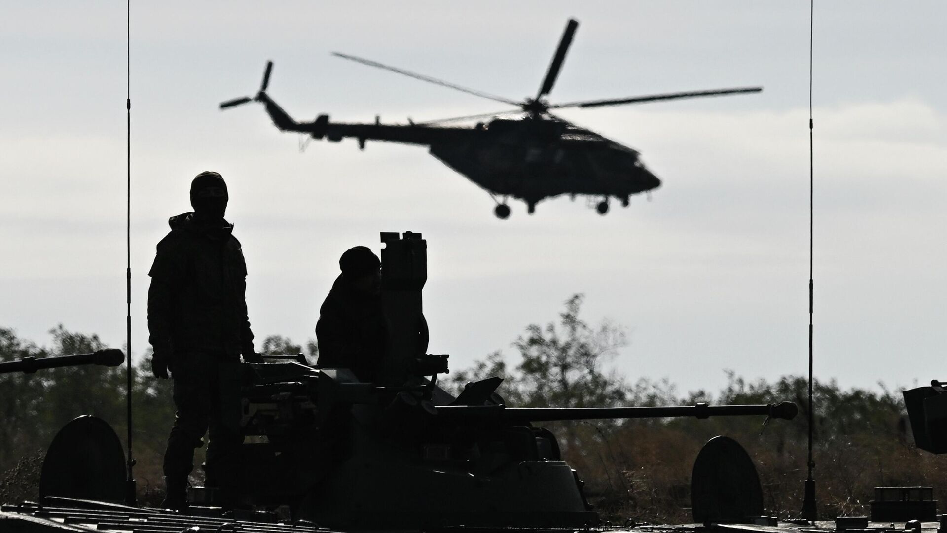 Члены экипажа боевой машины пехоты Члены экипажа боевой машины пехоты - Sputnik Казахстан, 1920, 29.03.2025