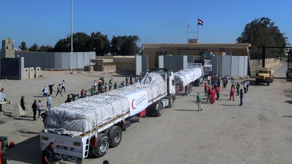 Грузовики египетского красного цвета, перевозящие гуманитарную помощь для сектора Газа, пересекают пограничный пункт Рафах  - Sputnik Қазақстан