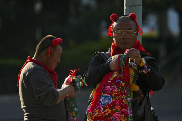 Китайские мужчины в головных уборах Нэчжи в Пекине. - Sputnik Казахстан
