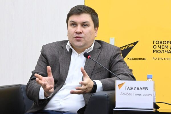 Алибек Тажибаев, директор центра аналитических исследований Евразийский мониторинг - Sputnik Казахстан