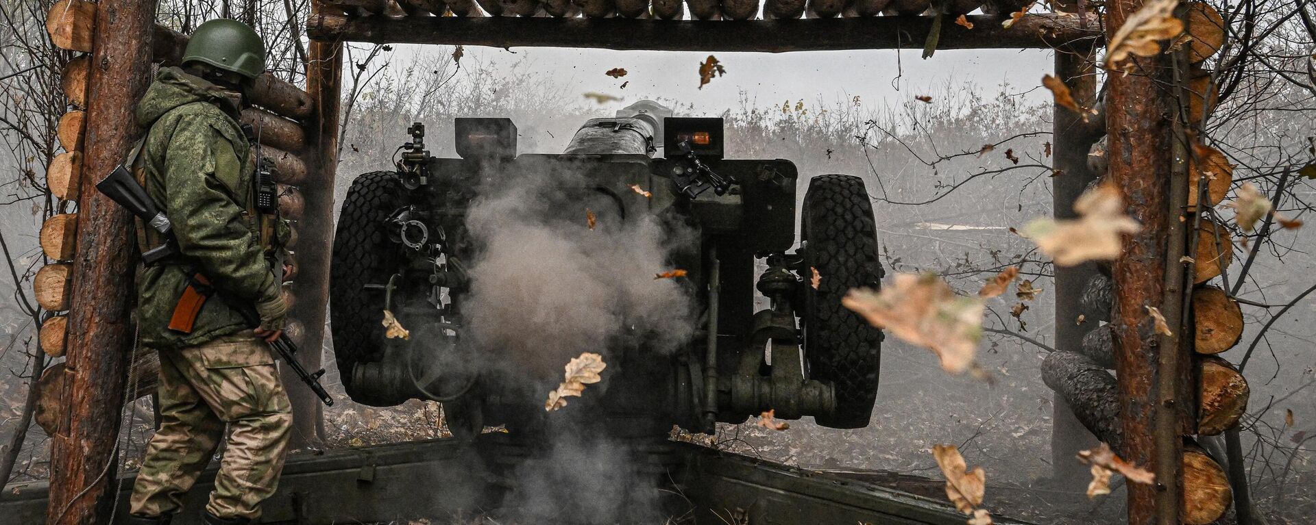 Военнослужащий ведет стрельбу из гаубицы Д-30 по позициям ВСУ на Краснолиманском направлении спецоперации - Sputnik Казахстан, 1920, 12.12.2023