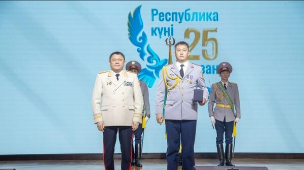 Участковый инспектор спас из огня подростка - ему вручили награду - Sputnik Казахстан