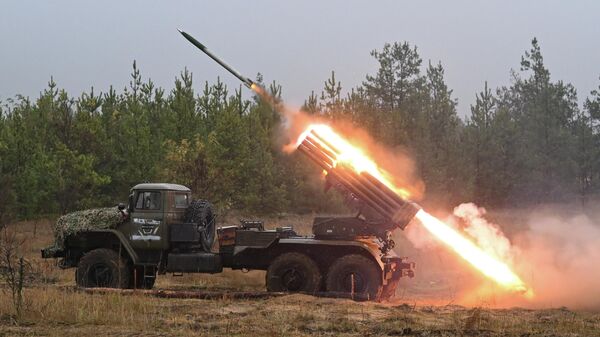 Боевая работа реактивной артиллерийской батареи ЦВО на Краснолиманском направлении - Sputnik Казахстан