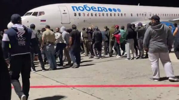 Толпа окружила самолет на летном поле аэропорта Махачкалы - Sputnik Казахстан