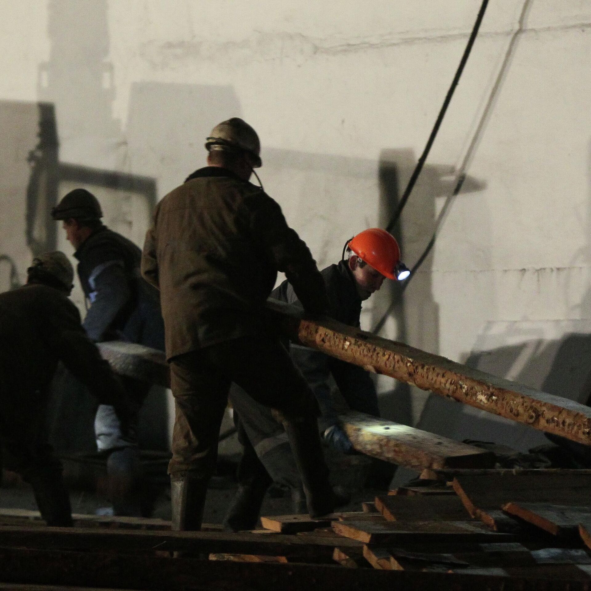 Спасательная операция на шахте сегодня. Авария на шахте Распадская, Кемеровская область (2010 г.). Взрывы на шахте «Распадская» в 2010 году. Взрыв на шахте Распадская. Распадская шахта авария 2022.