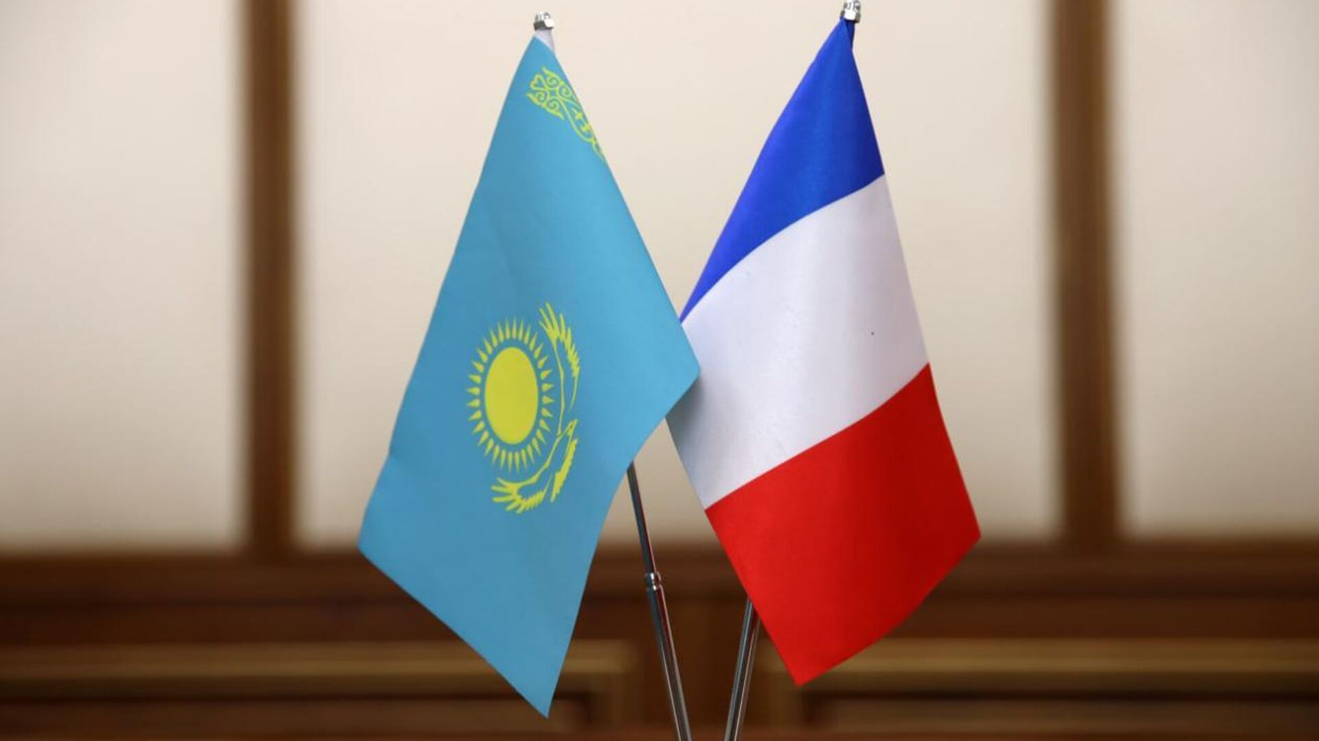 Флаги Казахстана и Франции - Sputnik Казахстан, 1920, 01.11.2023