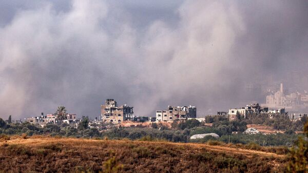 С позиции вдоль границы с сектором Газа на юге Израиля, видно облако дыма, закрывающее горизонт Газы во время израильской бомбардировки на фоне продолжающихся боев между Израилем и палестинским движением ХАМАС - Sputnik Қазақстан