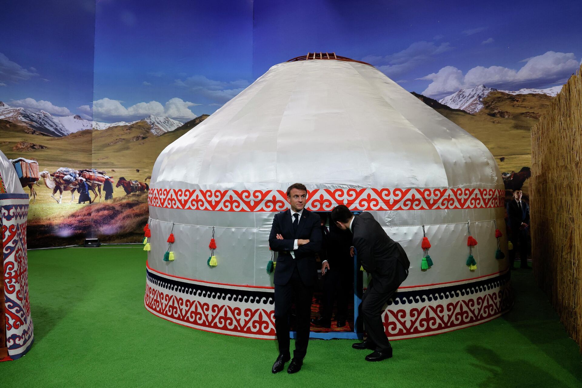 Президент Франции Эммануэль Макрон стоит возле традиционной казахской юрты во время выставки культуры и традиций Казахстана в Астане - Sputnik Казахстан, 1920, 02.11.2023