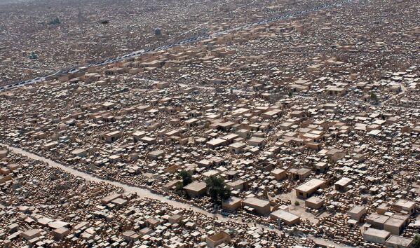 Кладбище Вади ас-Салам – переводится как &quot;Долина мира&quot; – в Ан-Наджафе занимает площадь 601,16 гектаров, здесь более 5 миллионов захоронений. Погребения совершаются ежедневно уже на протяжении 1400 лет. - Sputnik Казахстан