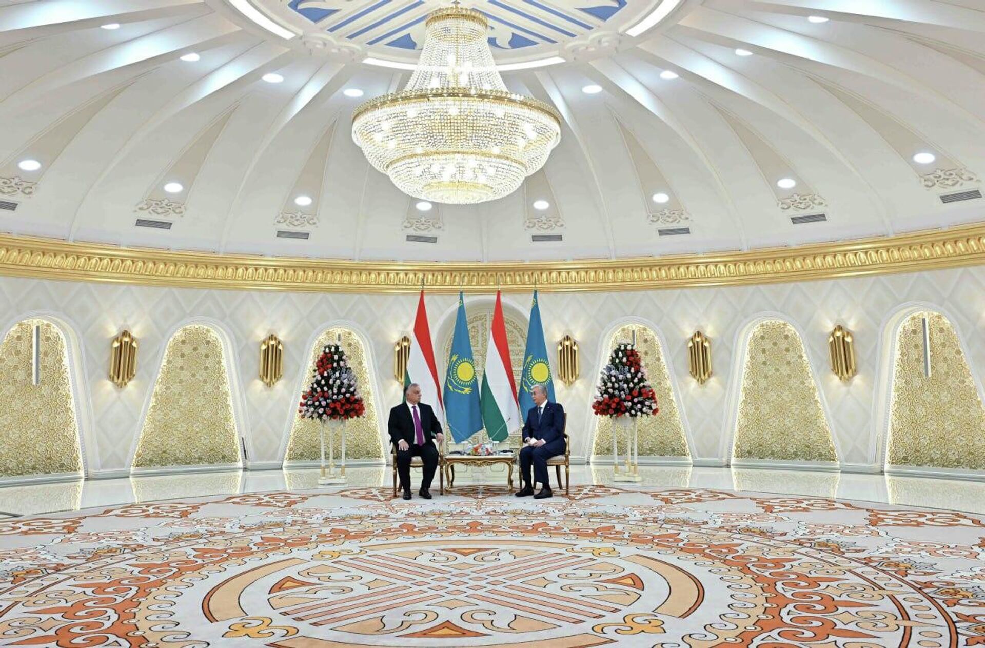 Президент Казахстана и премьер-министр Венгрии провели переговоры в узком формате - Sputnik Казахстан, 1920, 02.11.2023