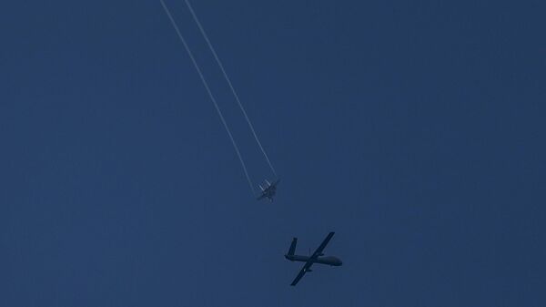 Израильский дрон и истребитель над Газой  - Sputnik Қазақстан