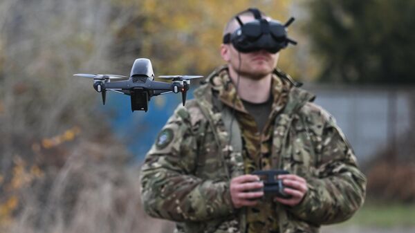 Военнослужащий ВС РФ учится управлять FPV дроном в школе аэроразведки Ахмат, Россия - Sputnik Казахстан