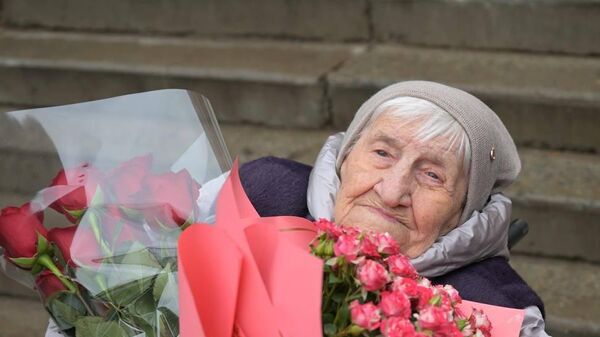 Аким Павлодарской области Асаин Байханов поздравил со столетием ветерана войны Марию Даниловну Курбатову - Sputnik Казахстан