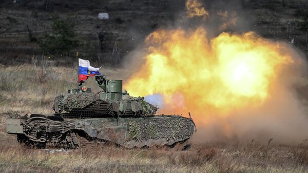 Боевое слаживание экипажей танков Т-90М Прорыв в зоне СВО - Sputnik Казахстан