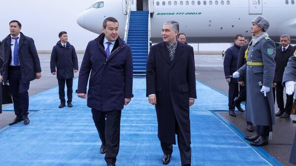 Гурбангулы Бердымухамедова в аэропорту Астаны встретил премьер Алихан Смаилов  - Sputnik Казахстан