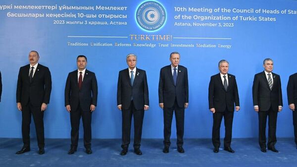 Совместное фото участников 10-го саммита Организации тюркских государств - Sputnik Казахстан
