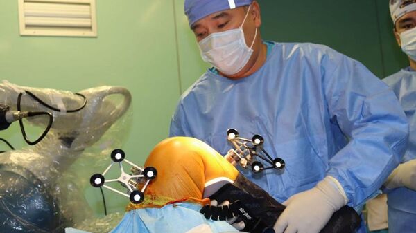 Ортопедическая операция с участием робота - Sputnik Казахстан