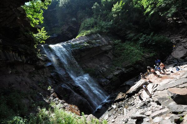 Самым опасным водопадом признан двухступенчатый Катскилл, расположенный недалеко от Нью-Йорка. Это и делает его опасным: туда приезжает много туристов на фотосессии, и только в 2023 году четверо из них сорвались вниз, делая селфи. - Sputnik Казахстан