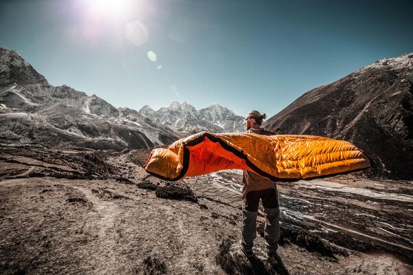 В последние годы альпинистов на Эвересте погибает намного меньше, чем хотя бы два десятка лет назад. По данным Гималайской базы данных, всего за всю историю восхождений на Эверест погибло более 300 человек.Список причин гибелей и несчастных случаев  - это горная болезнь, истощение, обморожения, падения, лавины, камнепады, трещины.На фото: турист в базовом лагере Эвереста, Кхумджунг, Непал.  - Sputnik Казахстан