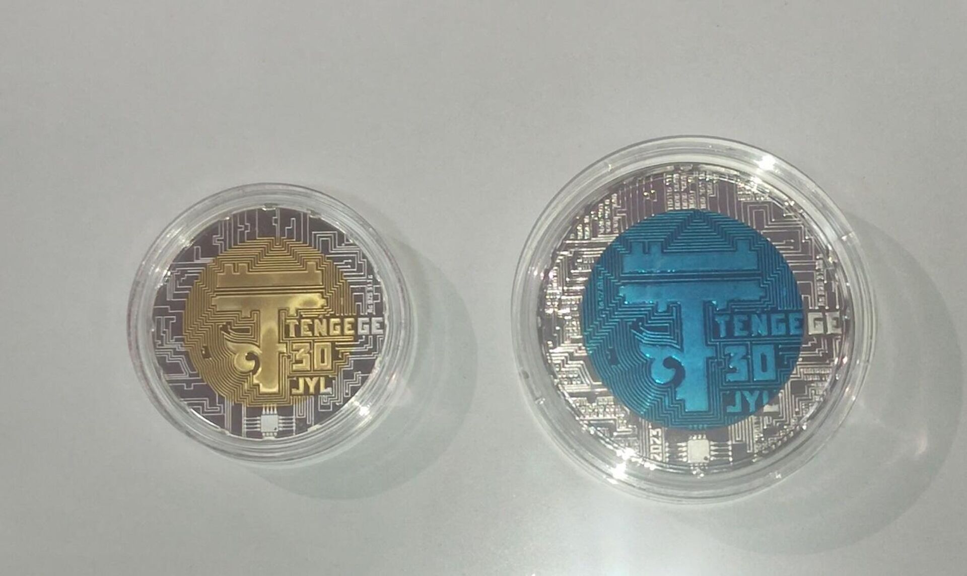 Монета, выпущенная к 30-летию тенге, с использованием редкого металла тантал (с синим центром) - Sputnik Казахстан, 1920, 08.11.2023
