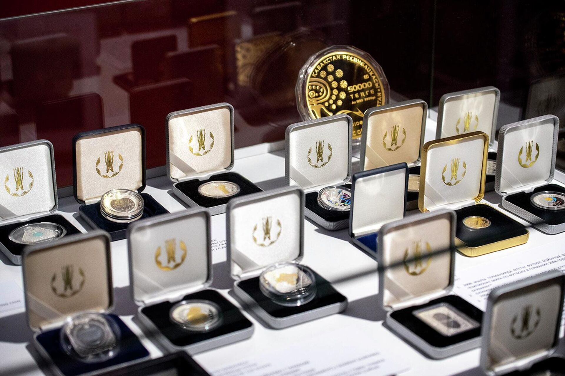 Все монеты, представленные на выставке Изучая монеты – открывай Казахстан, выполнены из драгоценных и редких металлов - Sputnik Казахстан, 1920, 15.11.2025