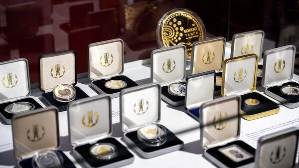 Все монеты, представленные на выставке Изучая монеты – открывай Казахстан, выполнены из драгоценных и редких металлов - Sputnik Казахстан