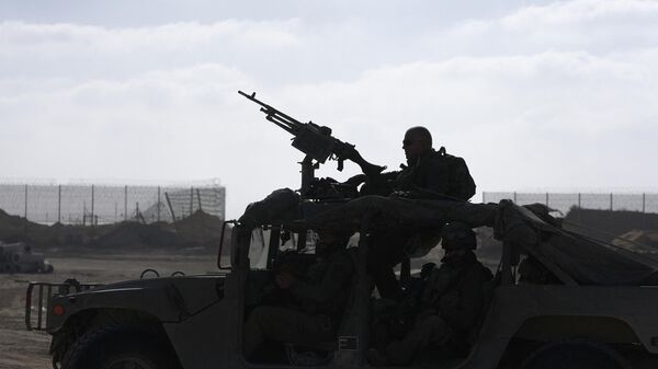 Израильские войска на снимке возле пограничного забора между Израилем и сектором Газа  - Sputnik Қазақстан