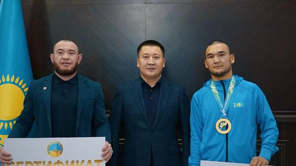 Слева направо: Заирбек Абылкадыров, Асаин Байханов,  Сарсен Жетибаев - Sputnik Казахстан