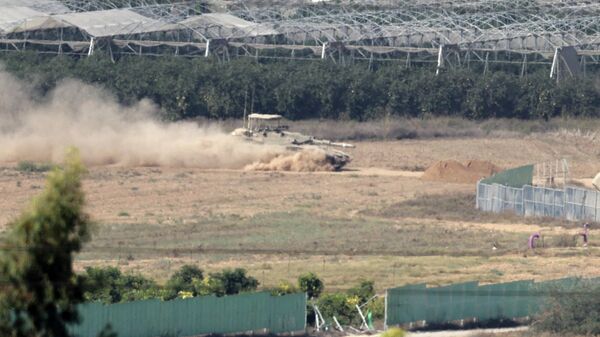 Израильский танк катится возле Сдерота вдоль границы с сектором Газа, 13 ноября 2023 года, на фоне продолжающихся боев между Израилем и палестинским движением ХАМАС.
ДЖЕК ГУЕС / AFP - Sputnik Казахстан