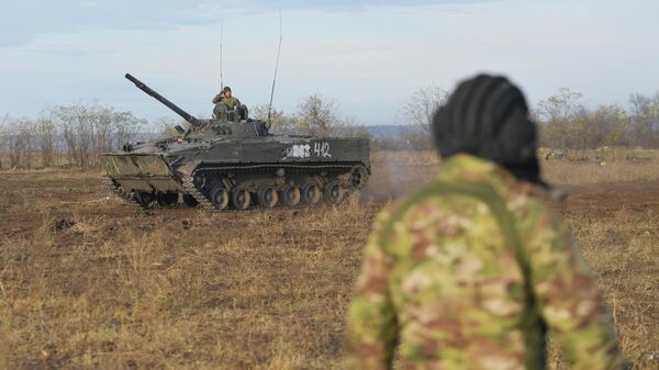 Боевая стрельба экипажей модернизированного танка Т-62 на полигоне в Запорожской области - Sputnik Казахстан
