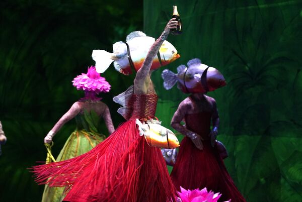 Танцоры удивляли публику, готовясь к выступлению в постановке &quot;Флоренции в амазонках&quot; в Нью-Йорке, США. - Sputnik Казахстан