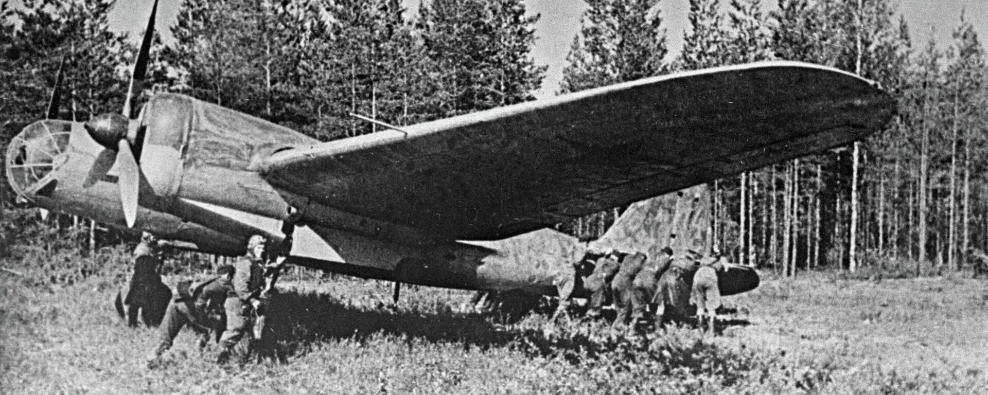 Великая Отечественная война 1941-1945 гг. Прифронтовой аэродром. Самолет СБ — скоростной фронтовой бомбардировщик. Самый массовый серийный самолёт разработки КБ А. Н. Туполева. Подготовка к вылету. - Sputnik Казахстан, 1920, 17.11.2023