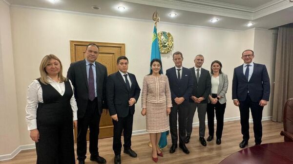Министр здравоохранения Ажар Гиният провела встречу с представителями компании PFIZER в рамках сотрудничества по реализации проекта по контрактному производству вакцины Prevenar 20 - Sputnik Казахстан
