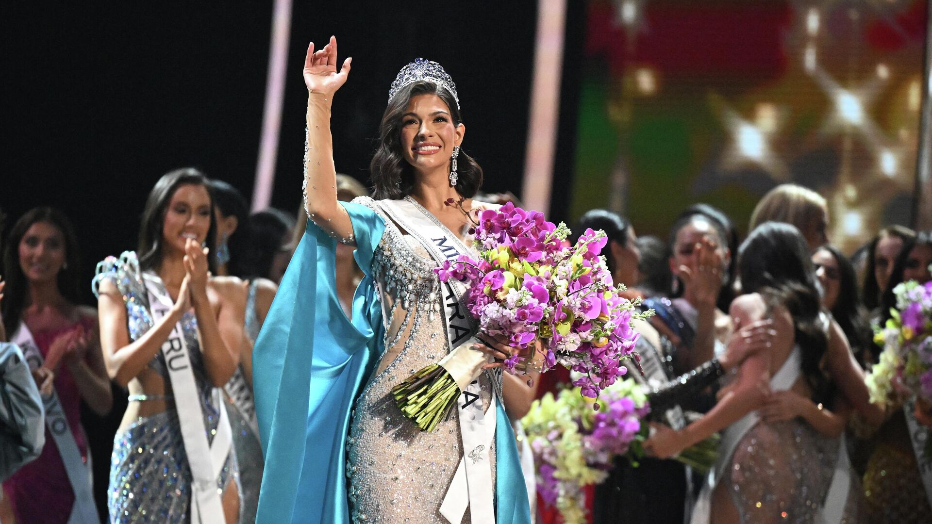 Недавно коронованная Мисс Вселенная 2023 Шейннис Паласиос из Никарагуа машет рукой после победы на 72-м конкурсе Мисс Вселенная в Сан-Сальвадоре 18 ноября 2023 года. - Sputnik Казахстан, 1920, 19.11.2023