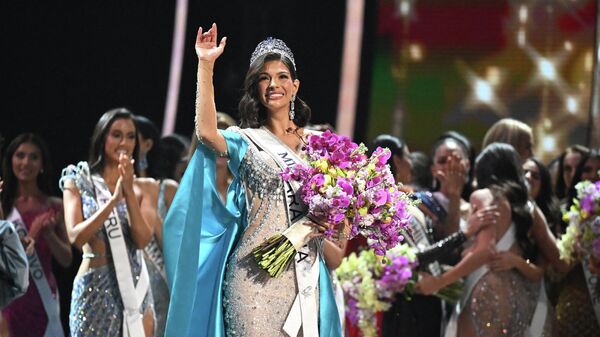 Недавно коронованная Мисс Вселенная 2023 Шейннис Паласиос из Никарагуа машет рукой после победы на 72-м конкурсе Мисс Вселенная в Сан-Сальвадоре 18 ноября 2023 года. - Sputnik Казахстан