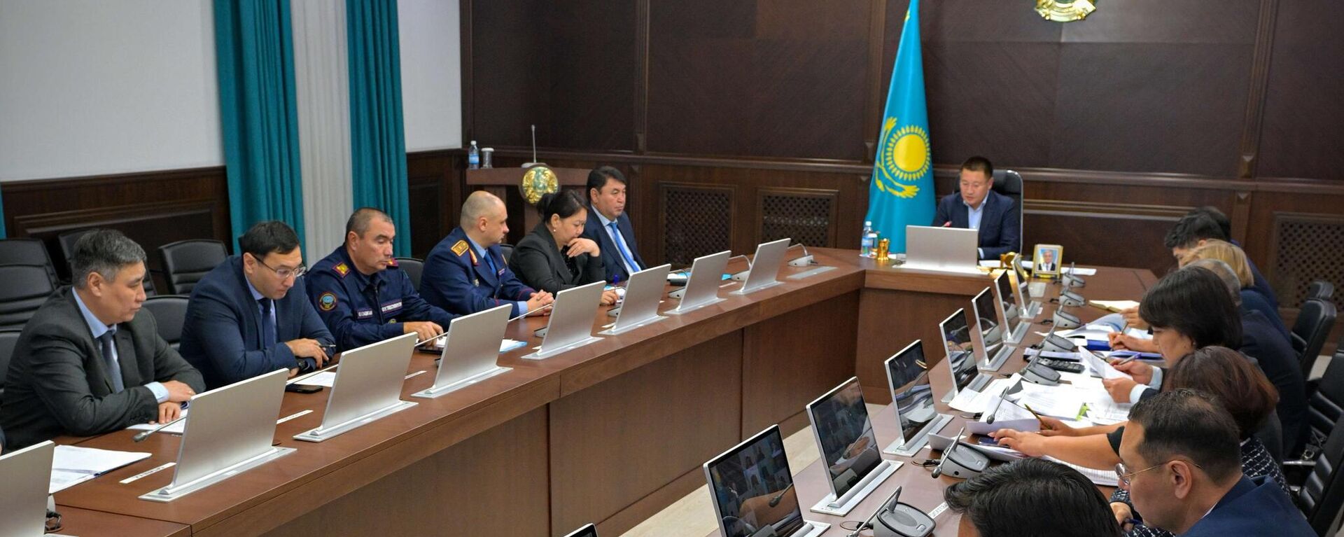 В акимате Павлодарской области глава региона Асаин Байханов сегодня провёл совещание, посвященное ликвидации последствий непогоды - Sputnik Казахстан, 1920, 20.11.2023