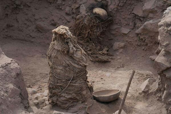 Археологи Перу обнаружили пять мумий, возраст которых превышает тысячу лет. На фото: одна из пяти мумий в Лиме, Перу - Sputnik Казахстан