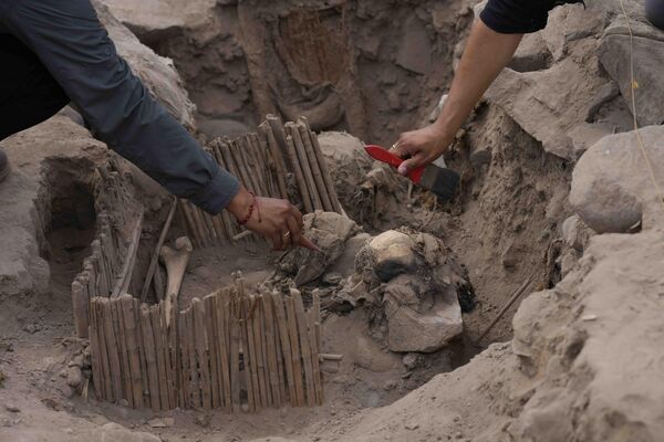 В частности, возьмут анализ ткани, которую археологи нашли в свертках вместе с мумиями. На фото: перуанские археологи на раскопках в Лиме, Перу.  - Sputnik Казахстан