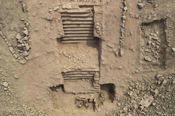 Также была обнаружена лестница, которая датируется 3500 годом до нашей эры. На фото: место раскопок в Лиме, Перу. - Sputnik Казахстан
