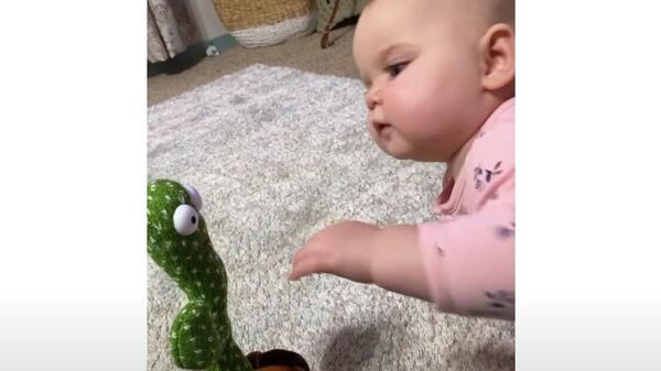 Малышка учиться выстраивать диалог с говорящей игрушкой - видео - Sputnik Қазақстан