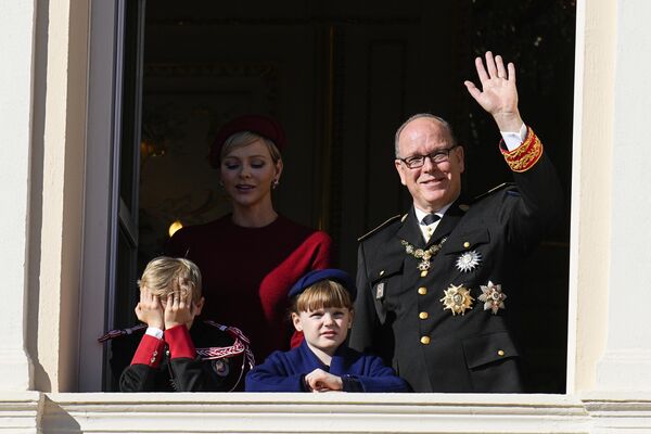 Принц Монако Альберт II и принцесса Шарлин слева стоят со своими детьми во время церемонии по случаю Национального дня в Монако. - Sputnik Казахстан