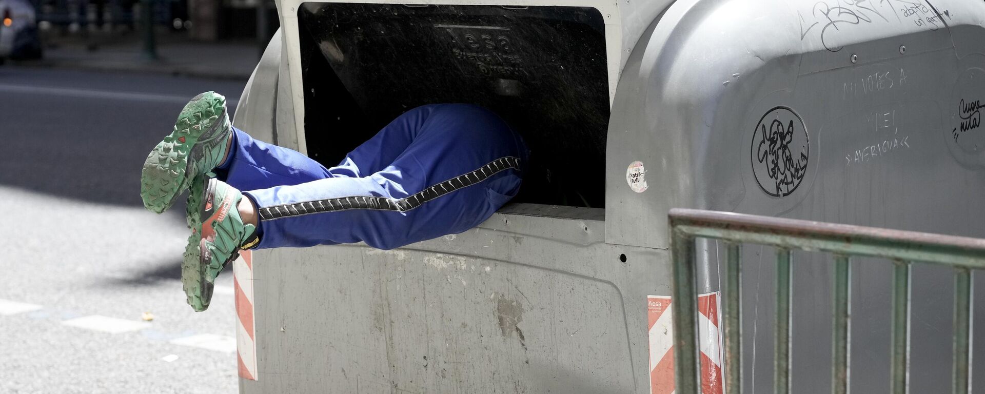 Мужчина роется в мусорном баке в Буэнос-Айресе, Аргентина - Sputnik Казахстан, 1920, 12.04.2024