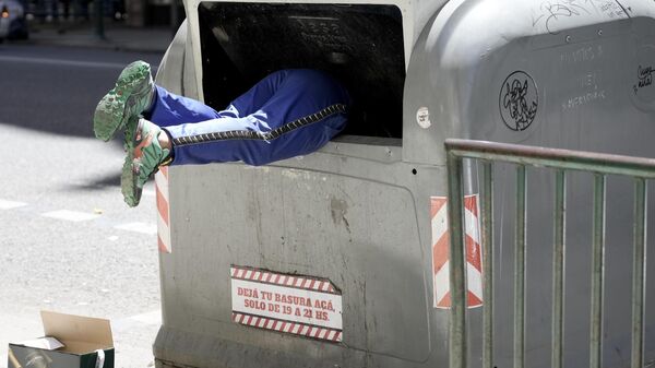 Мужчина роется в мусорном баке в Буэнос-Айресе, Аргентина - Sputnik Казахстан