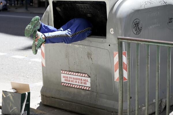 Мужчина роется в мусорном баке в Буэнос-Айресе, Аргентина. - Sputnik Казахстан