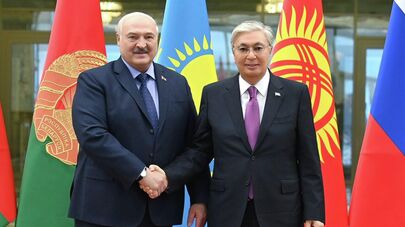 Во Дворце Независимости Главу государства встретил Президент Беларуси Александр Лукашенко